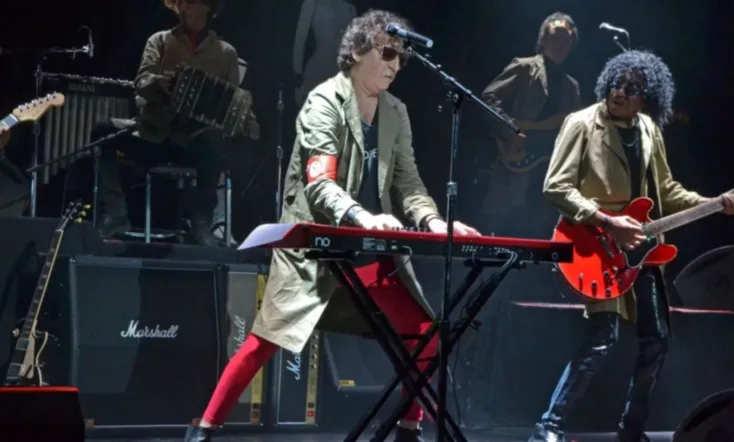 Charly García: 60x60 - Behind walls