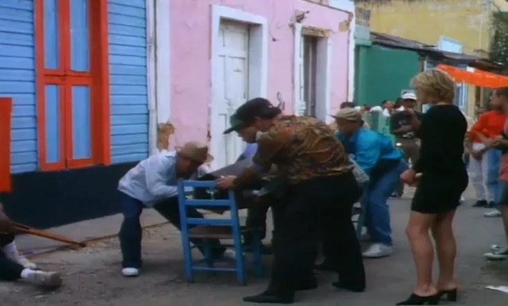 4 hombres y un ataud