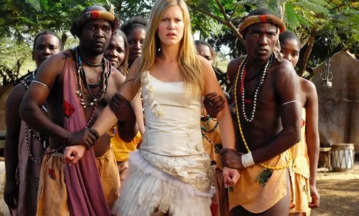 Im Brautkleid durch Afrika