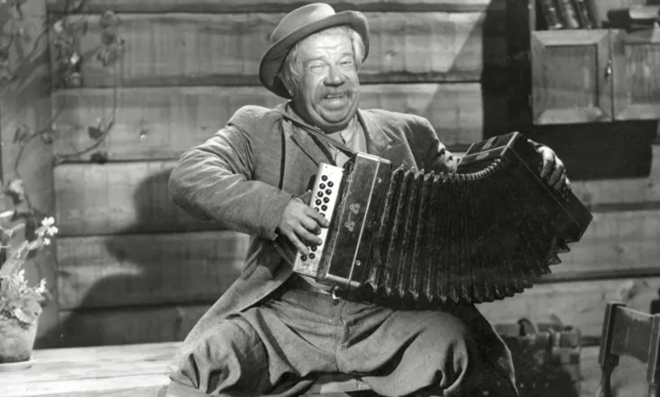 Isäntä soittaa hanuria