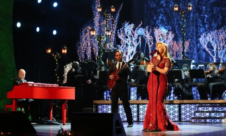 Kelly Clarkson's Cautionary Christmas Music Tale