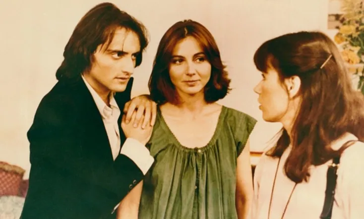 La fille de Prague avec un sac très lourd