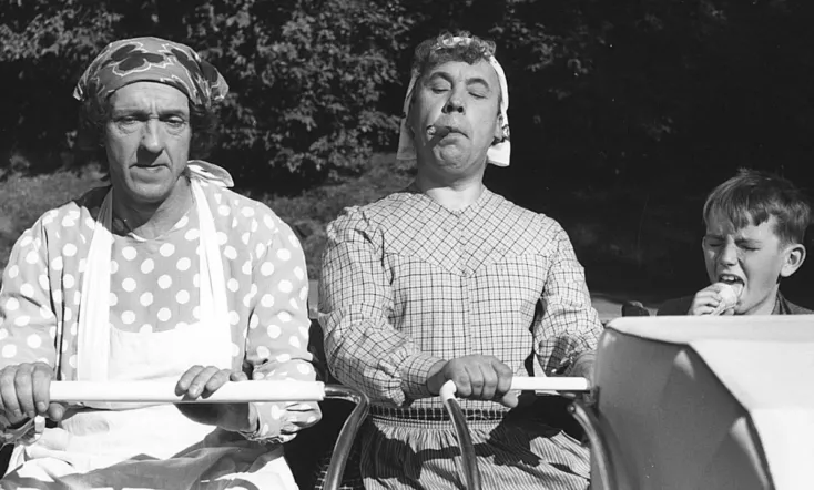 Pekka ja Pätkä puistotäteinä