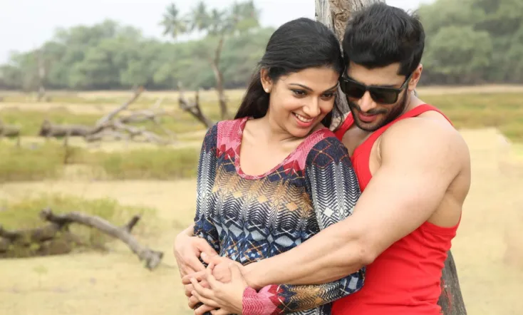 Rajavin Paarvai Raniyin Pakkam