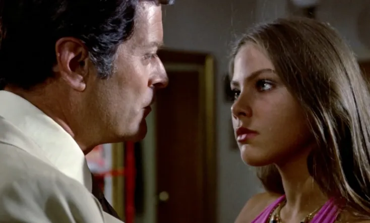 Una chica y un señor