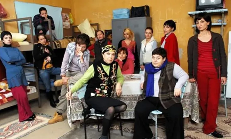 Parmaklıklar Ardında